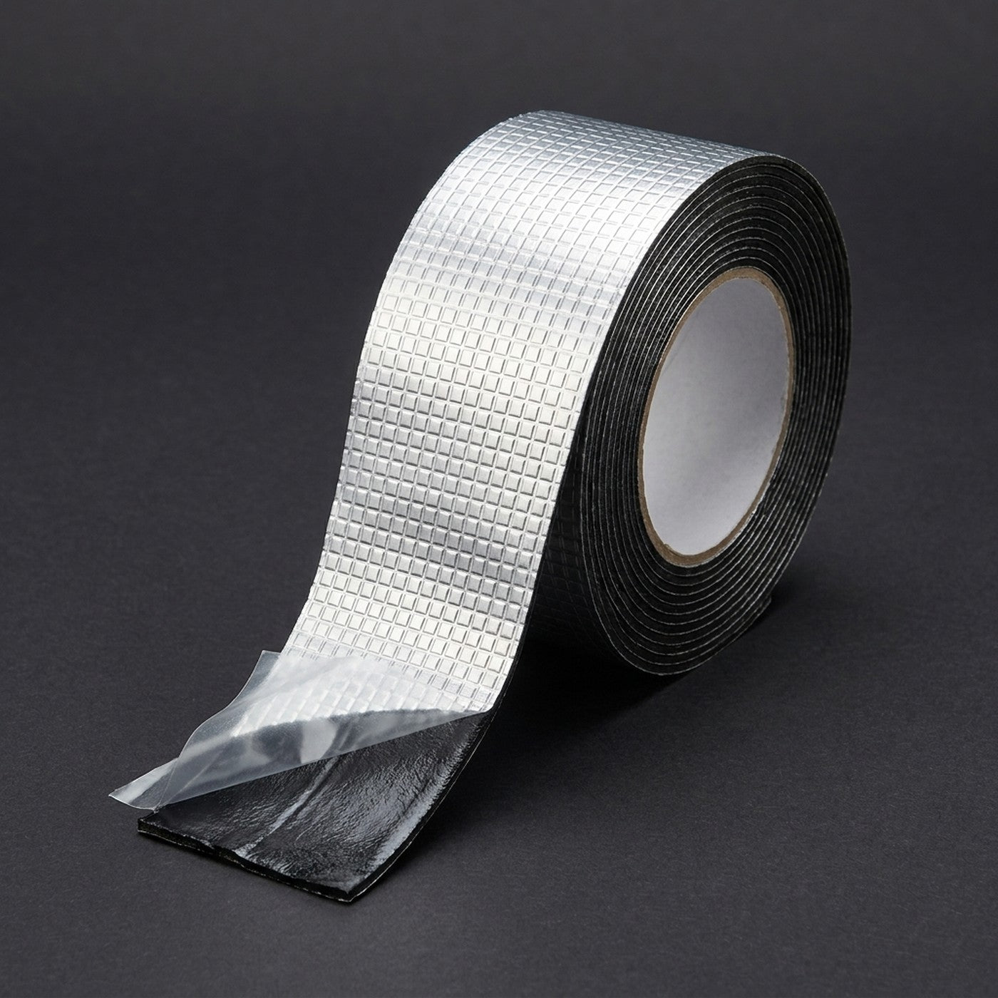 Las dos caras: aluminio arriba, butilo negro abajo