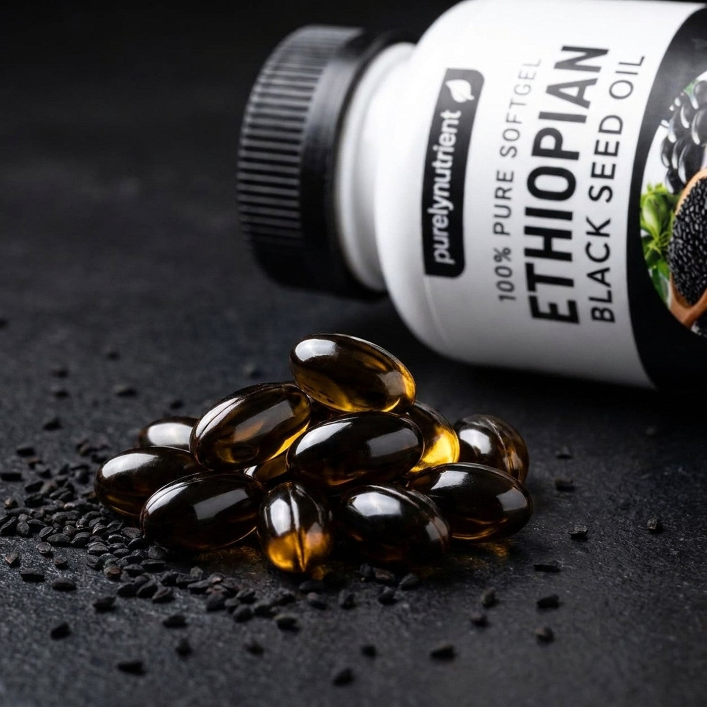Softgels de aceite de semilla negra en primer plano