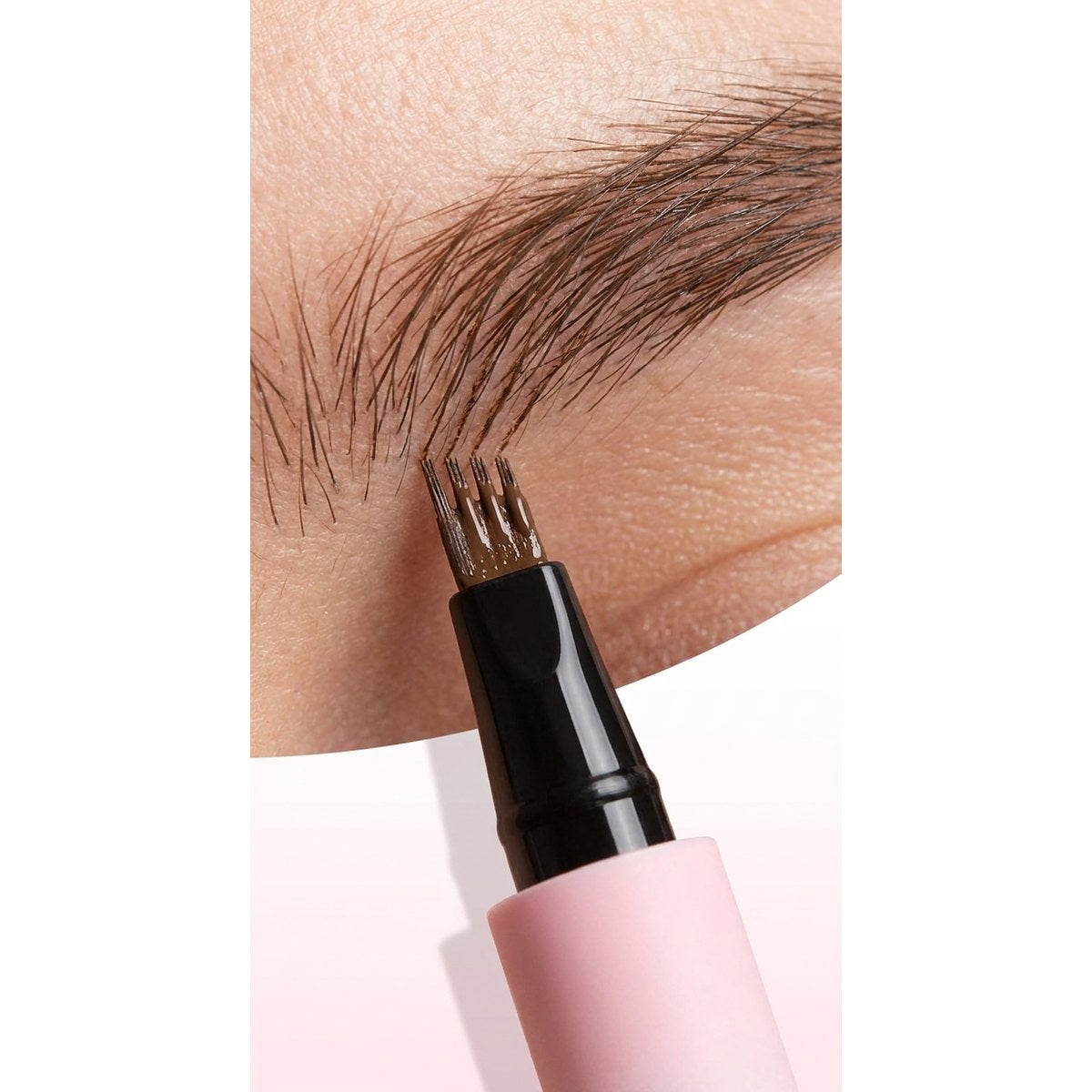 Detalle punta 4D lápiz EYE BROWS cuatro microtrazos simula vello natural cejas efecto microblading