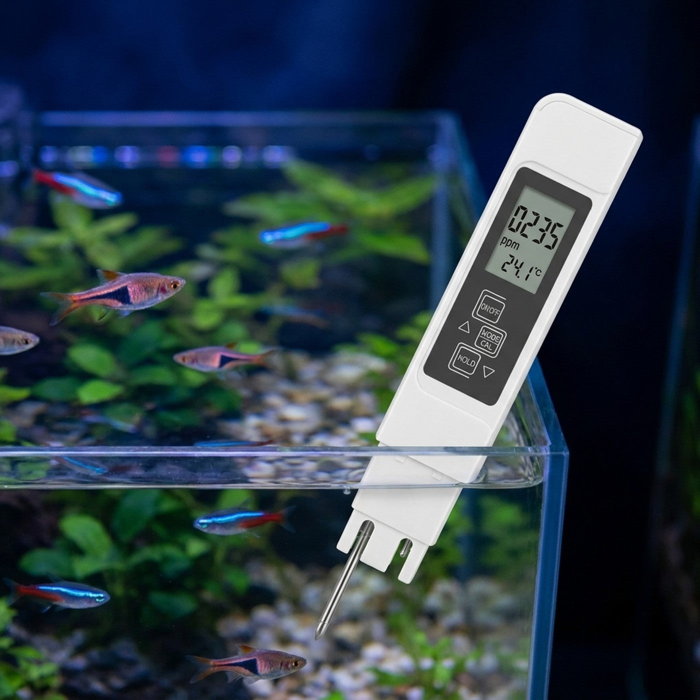 Midiendo el agua de un acuario con el medidor digital