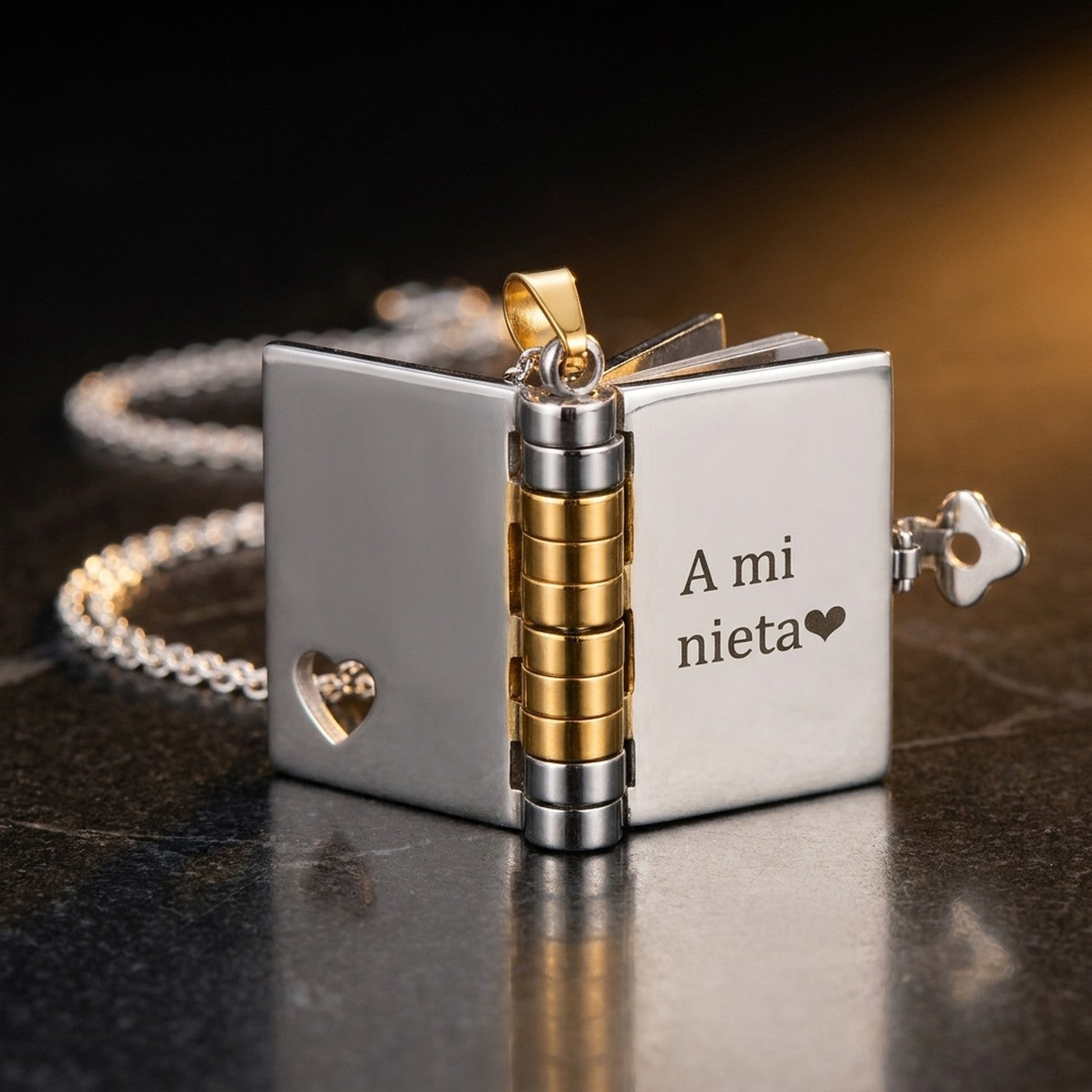 Collar libro de la vida abierto, grabado A mi nieta