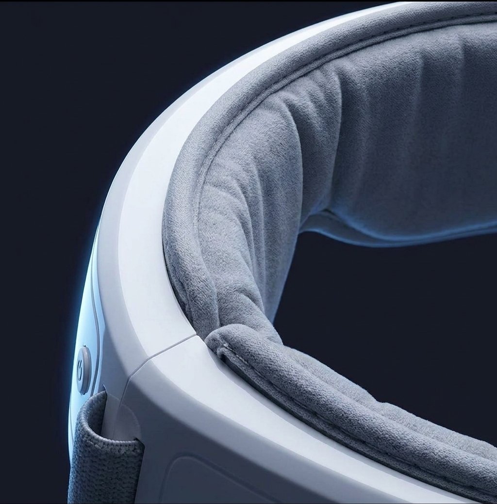 Detalle interior acolchado del masajeador de ojos y banda elastica ajustable