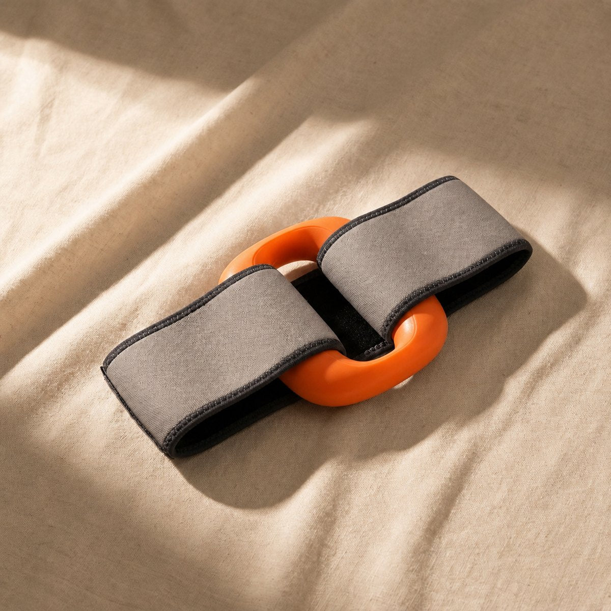 Detalle anillo ORBA azul aplicado sobre la cintura — vibracion profunda en zona abdominal