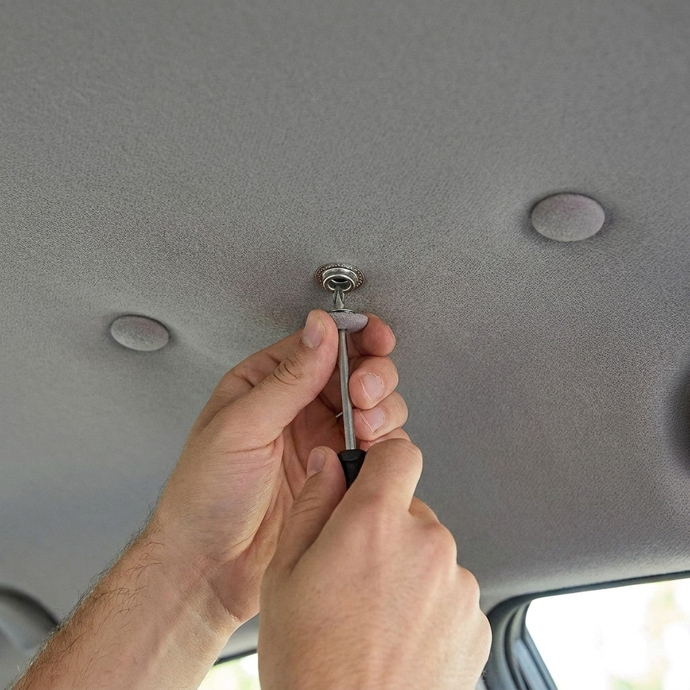 Instalando un boton en el cielo del auto con el destornillador