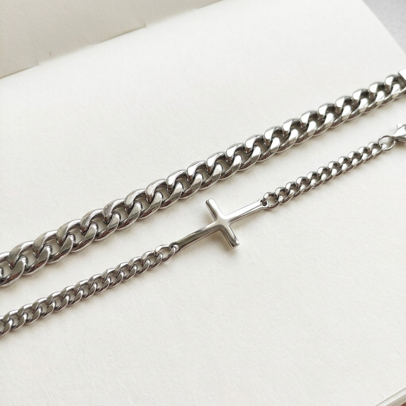 Qué incluye: cadena cubana de 6 mm y cadena fina con cruz