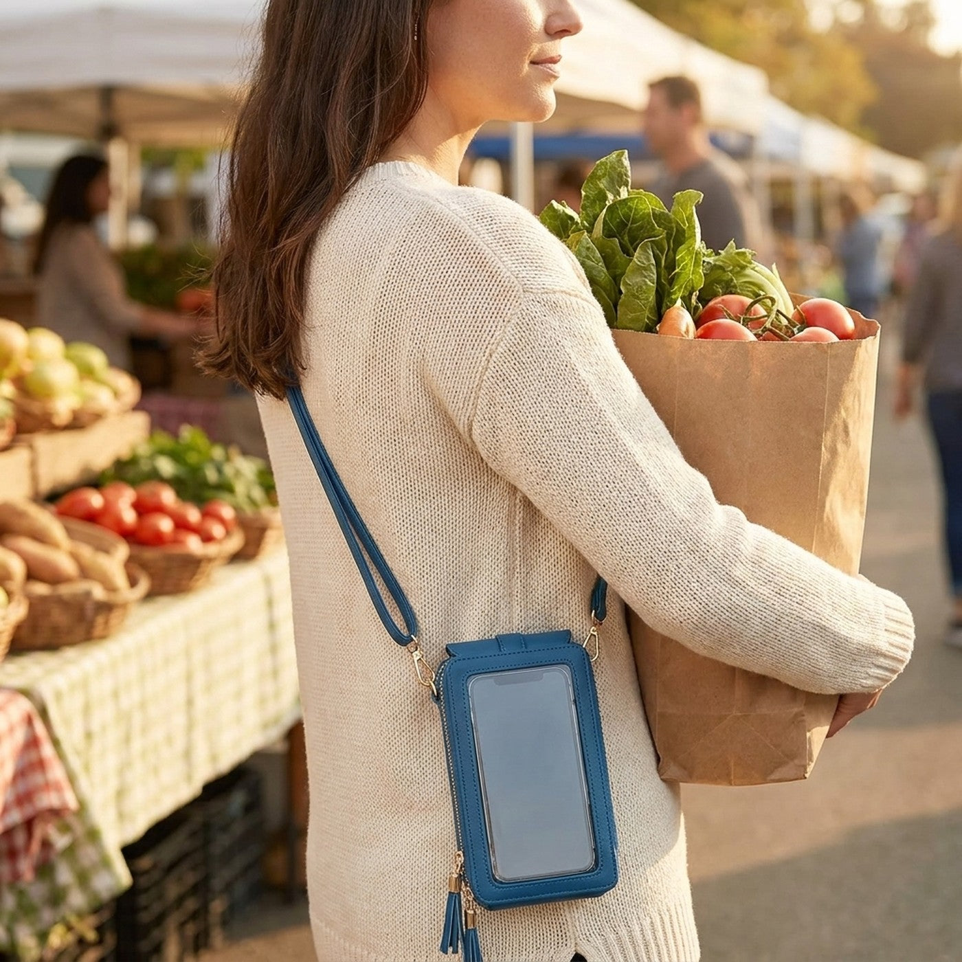 Mujer usando la cartera cruzada con las manos libres