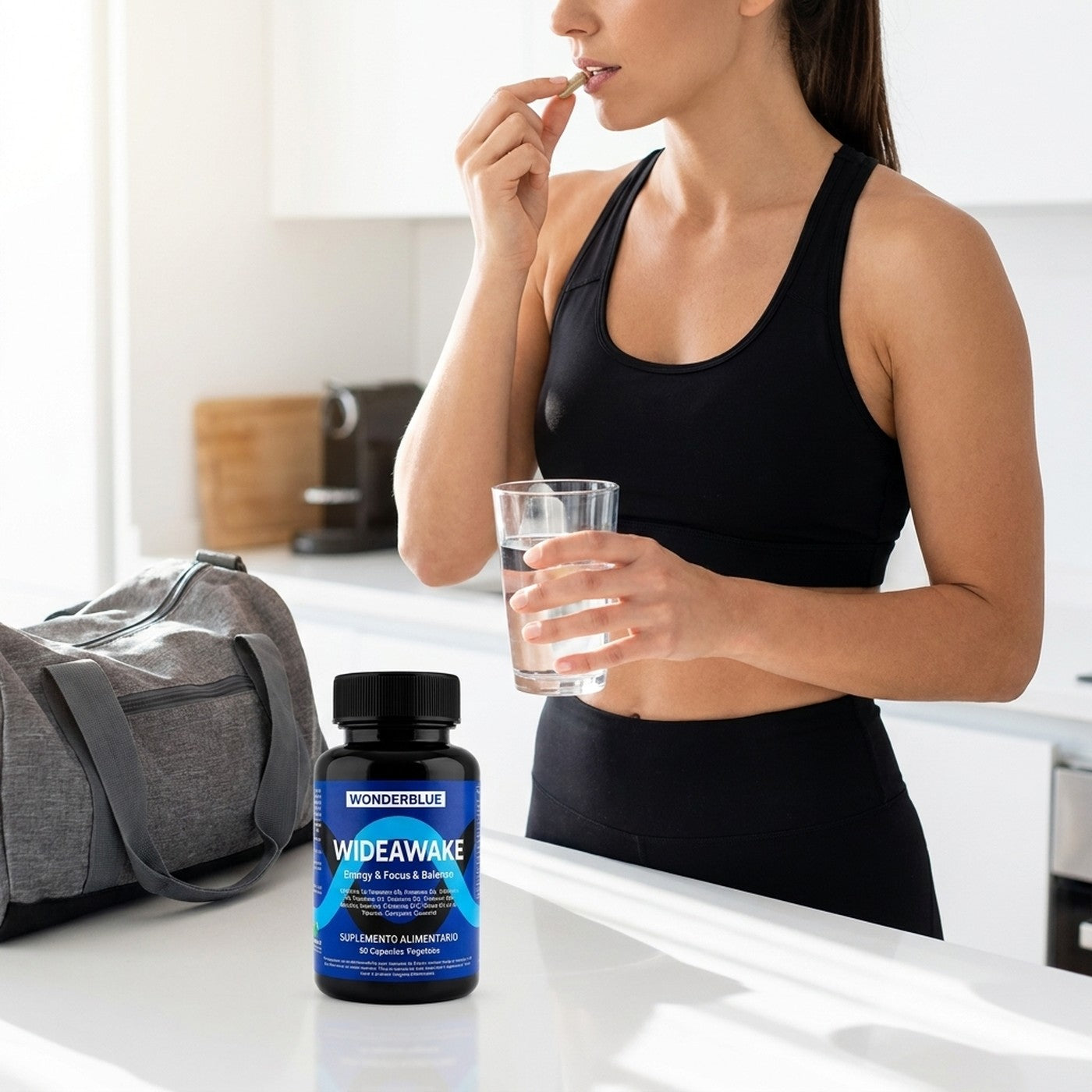 Tomando una capsula de Wideawake con agua por la manana