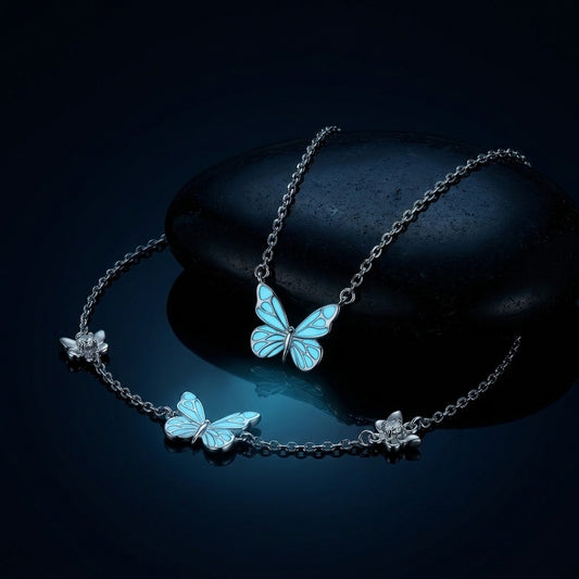 Collar y pulsera de mariposa luminosa brillando en la oscuridad
