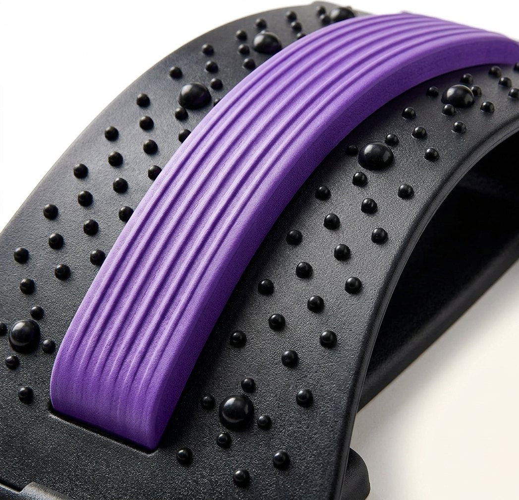 Macro del estirador lumbar BACKZEN — arco negro con banda púrpura y nódulos de acupresión
