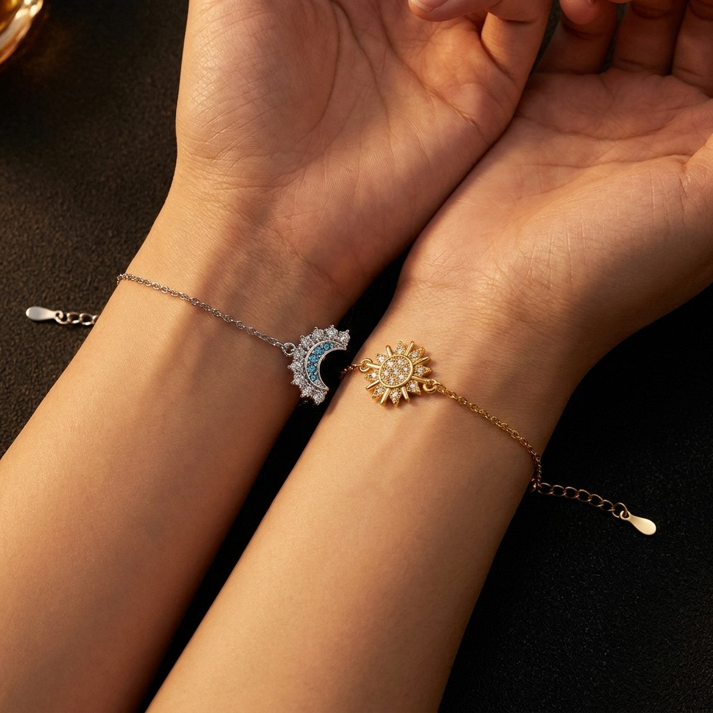 Dos muñecas juntas con la pulsera del sol y la de la luna