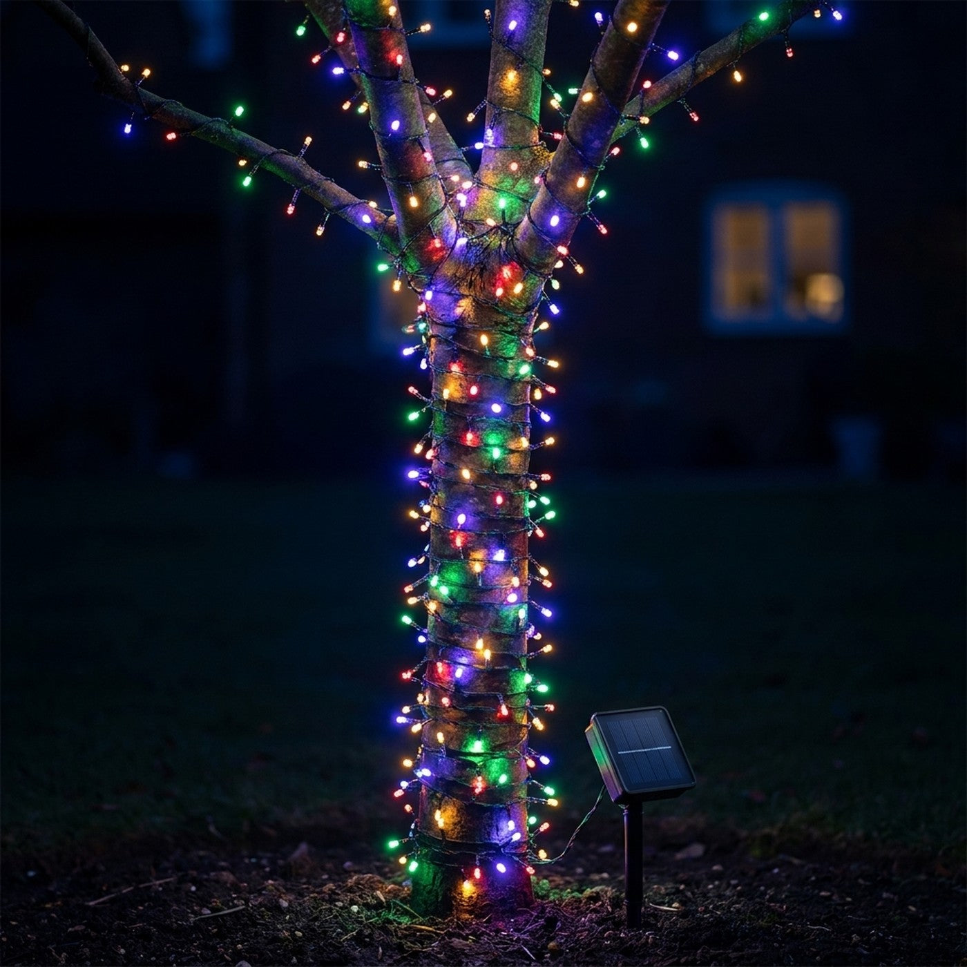 Version multicolor enrollada en un arbol