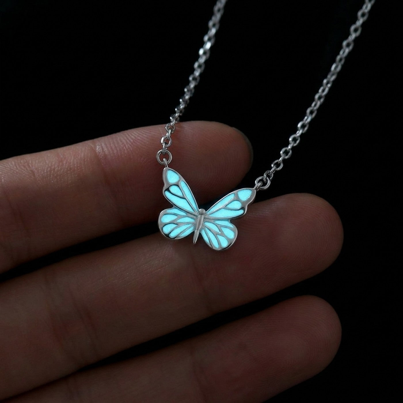 Detalle de la mariposa luminosa brillando en azul