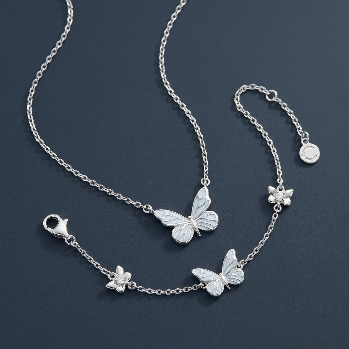 El collar y la pulsera de dia: mariposa de esmalte azul claro