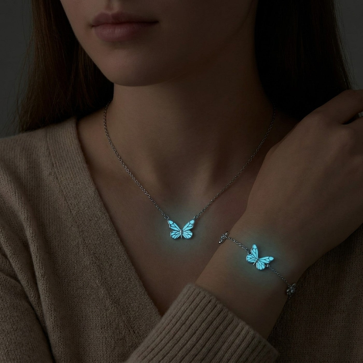 Mujer usando el collar y la pulsera brillando de noche