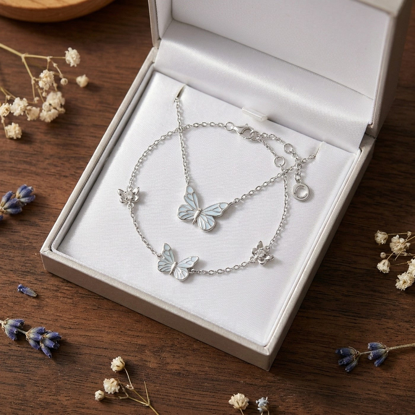 El pack collar y pulsera presentado como regalo
