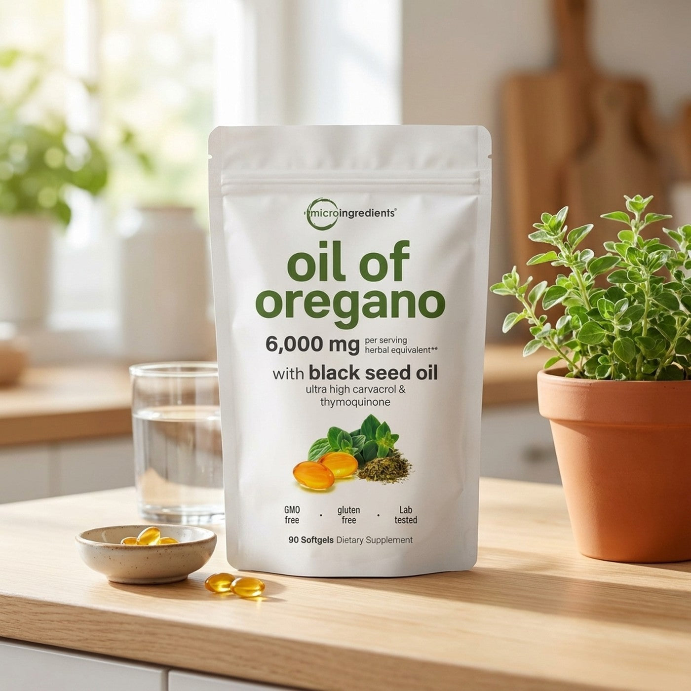 Bolsa de Oil of Oregano sobre la cocina junto a un vaso de agua y oregano fresco