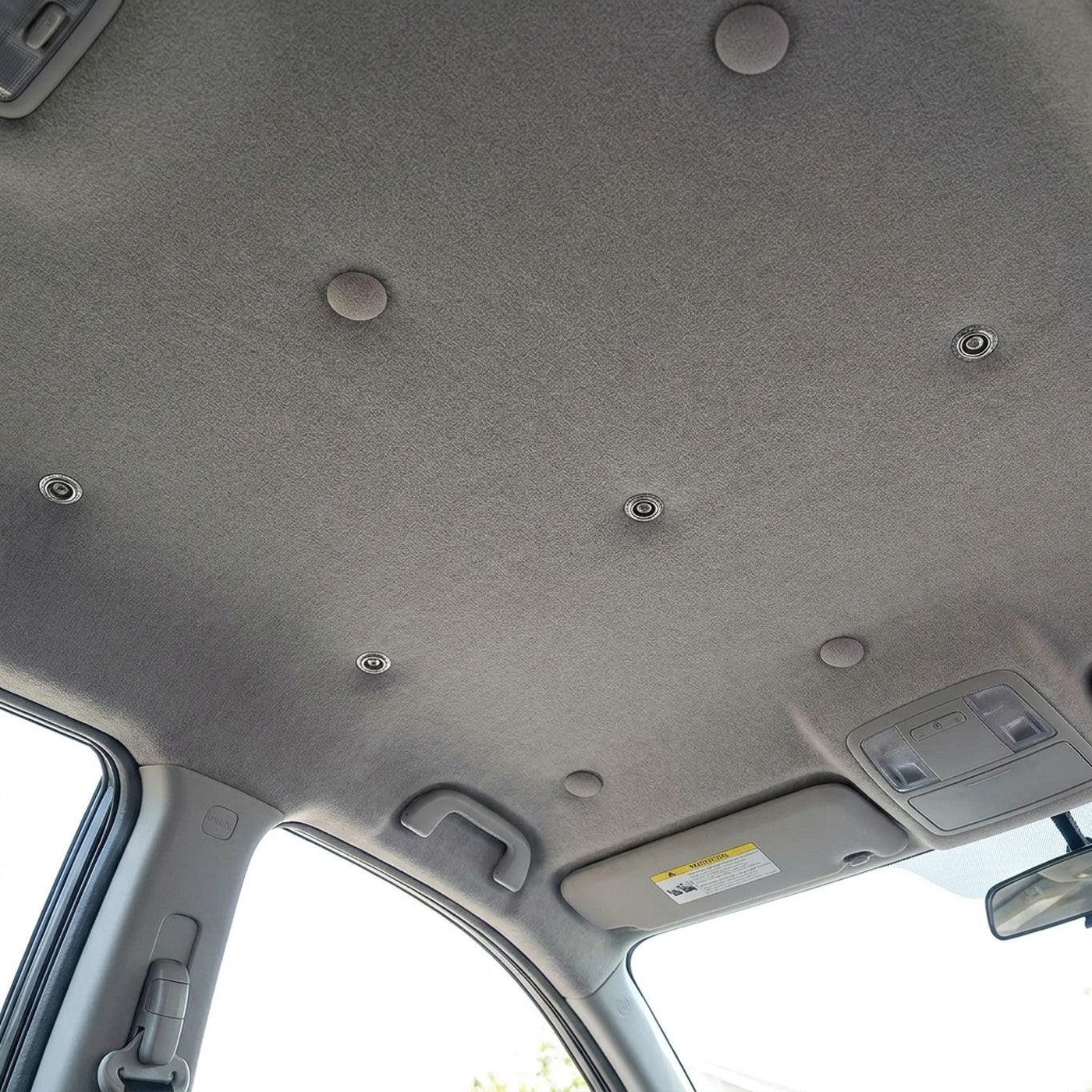 Cielo del auto firme y parejo con los botones instalados