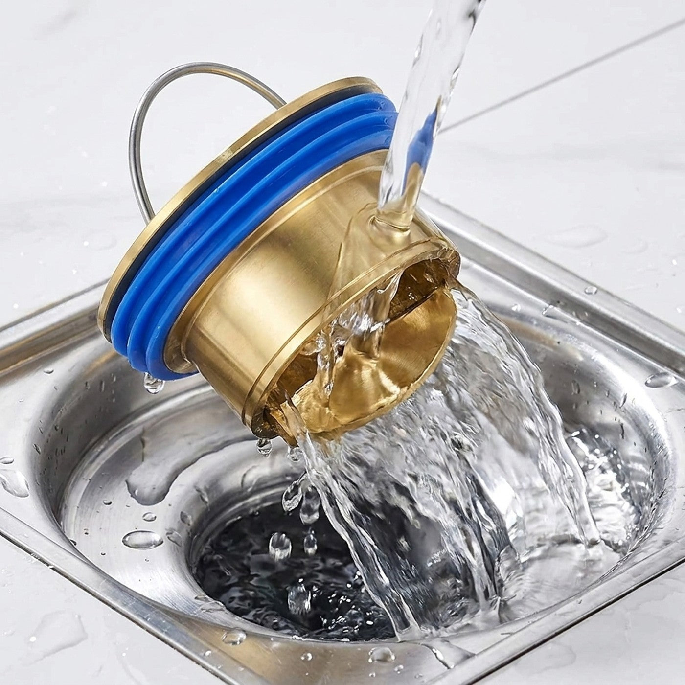 La compuerta se abre al pasar el agua y drena rapido