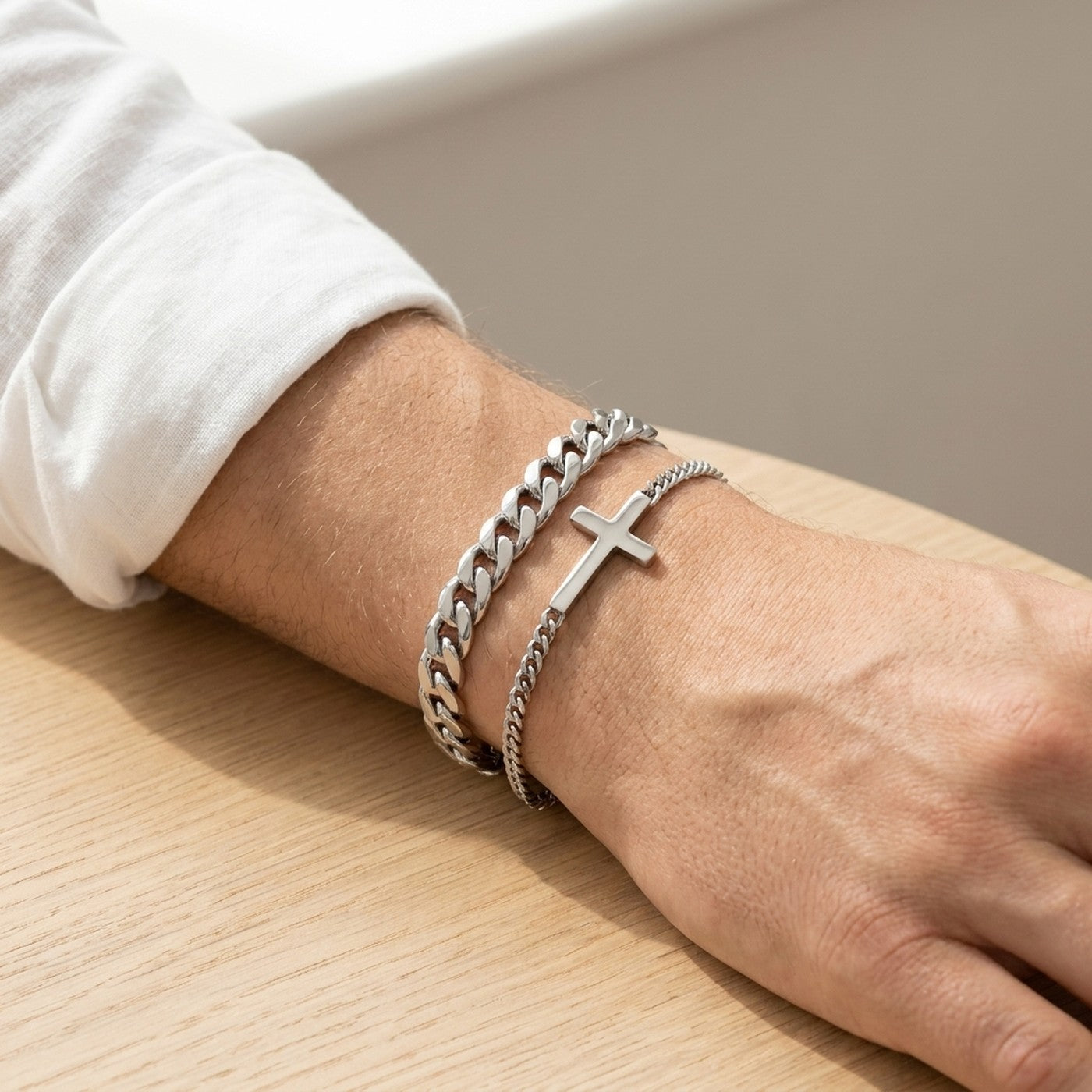 Las dos pulseras puestas juntas en la muñeca