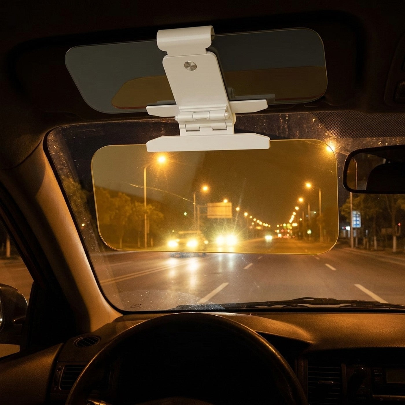 Panel ambar bajado frente a las luces de los autos de noche